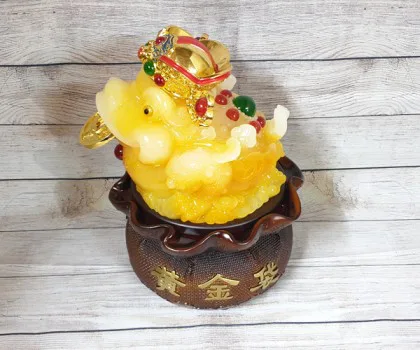 Thiềm thừ vàng cam ngọc thần tài trên đế gỗ xoay giỏ tiền lớn- Kim Thiềm Chiêu Tài / Túi Hoàng Kim LN089
